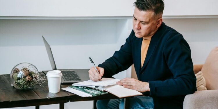 How to Start Trading as a Side Hustle – Tips for Balancing Work and Investment